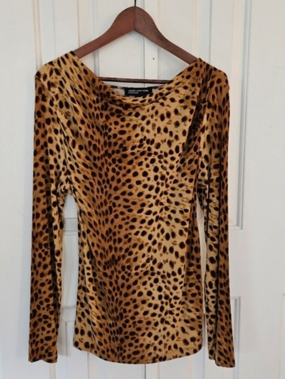 Jones New York Signature TOP Animal Print size medium.